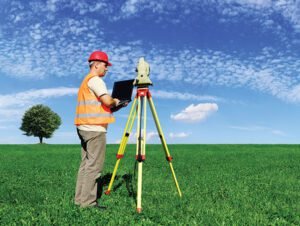 Profissional realizando georreferenciamento com equipamentos de topografia em campo aberto