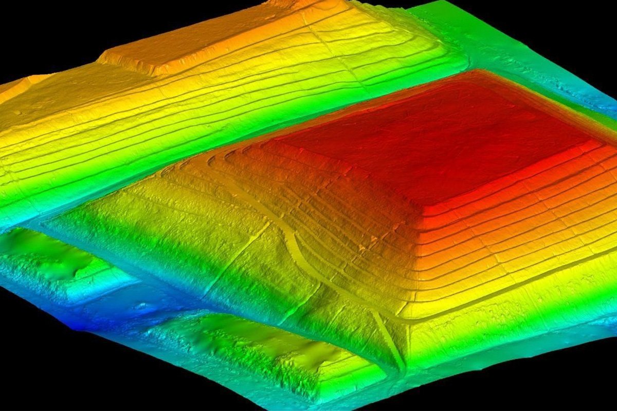 Modelo digital de elevação gerado por levantamento LiDAR, com o relevo em cores por altitude